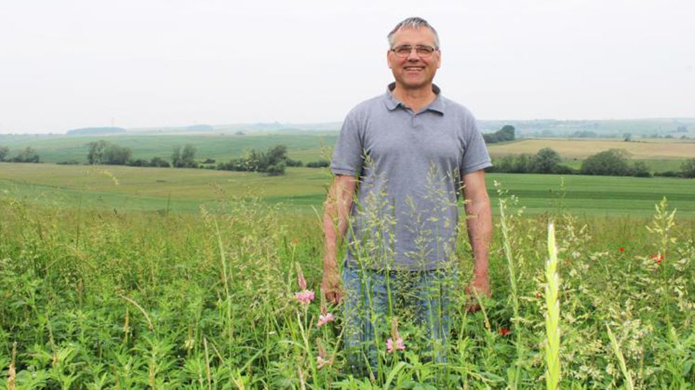 Florent Dory, dans la parcelle trèfle-luzerne-sainfoin. Le mélange de légumineuses fourragères reste en place trois ou quatre ans, puis est retourné pour être suivi d’un blé. © D. Péronne 